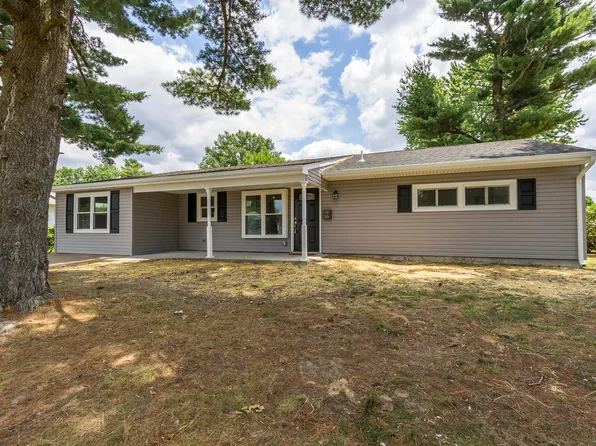 16 Schoolhouse Ln, Levittown, PA 19055