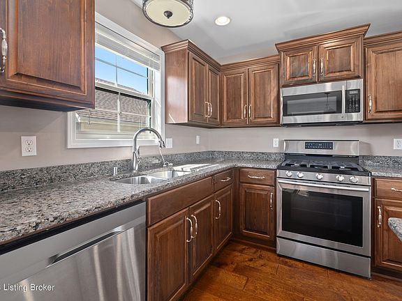 5th image of 465 Oakview Dr