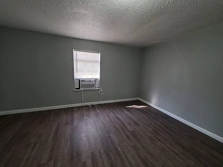 220 E 9th St — Photo 6