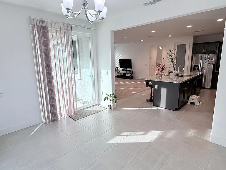 58 E Kamyar Pl — Photo 15