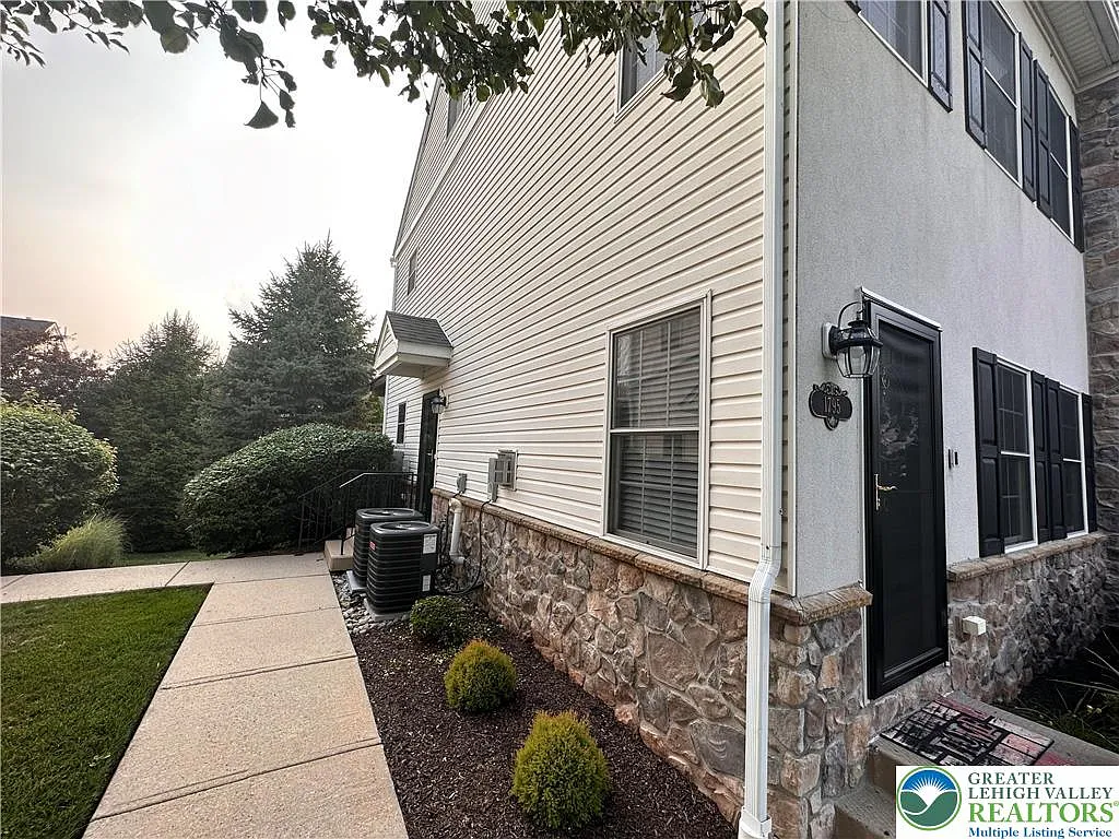 2 bed, 1.0 bath, 1068 sqft, $2,100 — Photo 2