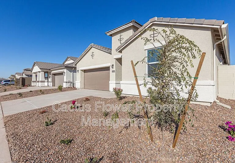 2124 W Sombra Ave — Photo 4