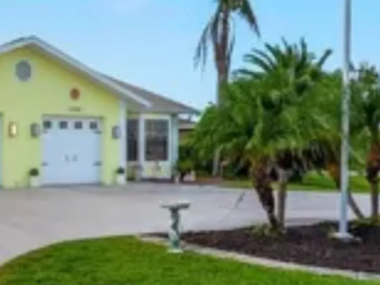 4836 Marine Dr — Photo 4