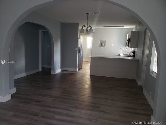 4th image of 437 NW 15th Way