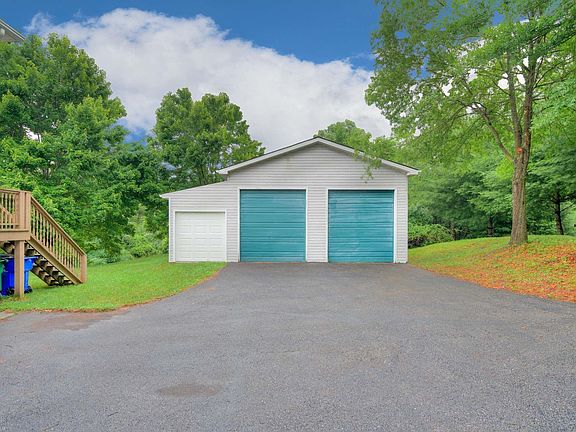 3rd image of 205 Morning Star Ln