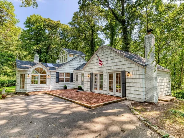 5 Rhododendron Road, Head Of The Harbor, NY 11790