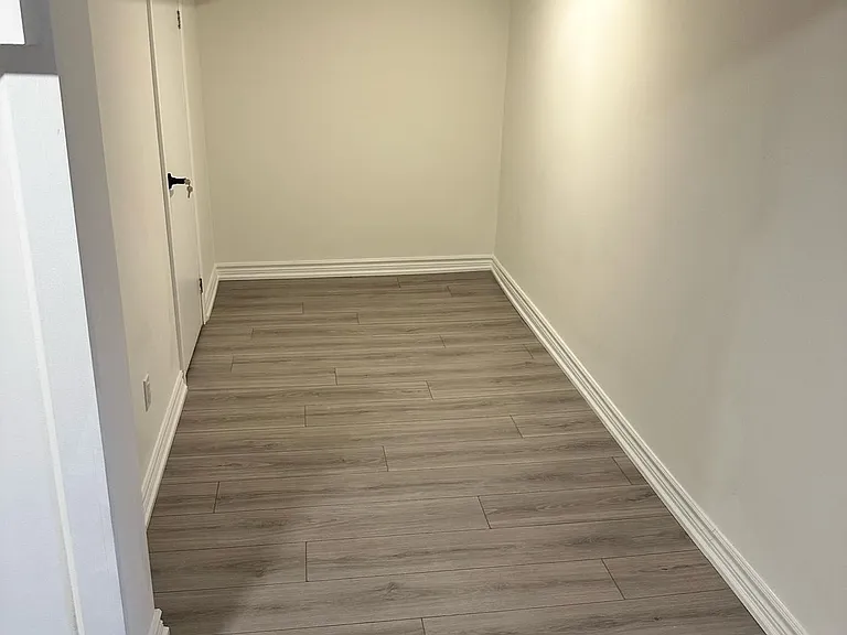 9 Roycrest Ave #ROOM — Photo 26