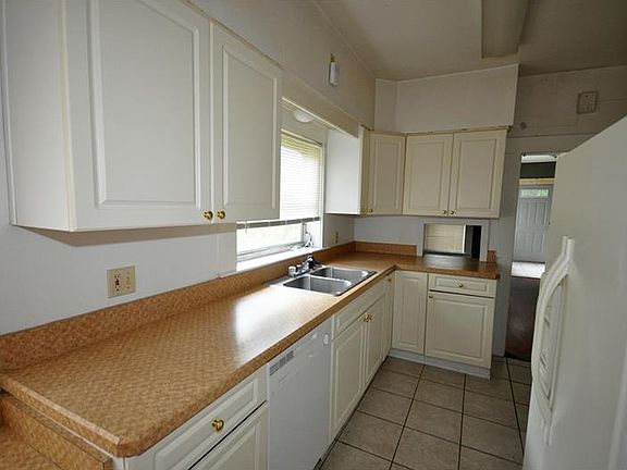 5th image of 360 Baker Ave