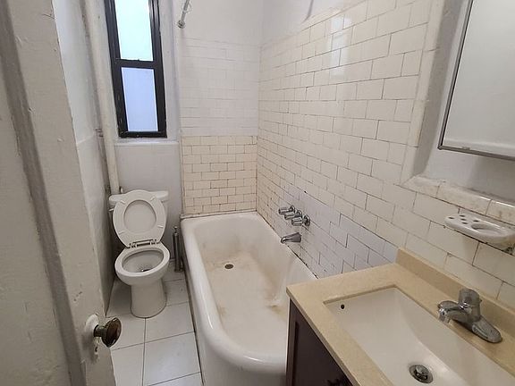 5th image of 50 E 18th St APT B5
