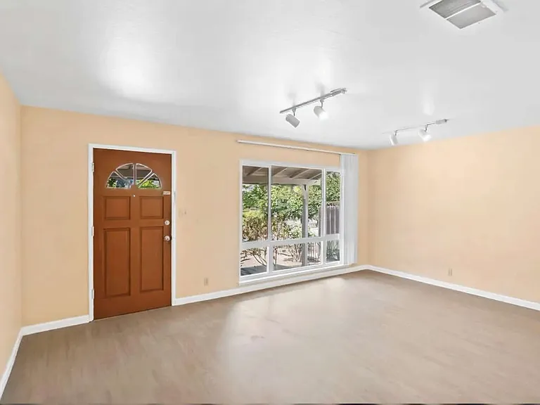 4675 Englewood Dr — Photo 5