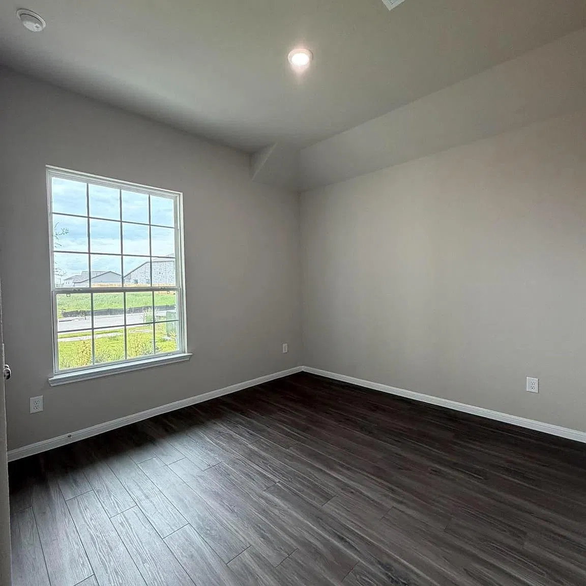 4 bed, 3.0 bath, 2050 sqft, $2,600 — Photo 4