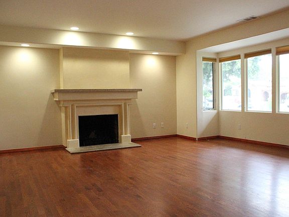 3rd image of 825 N Evergreen St