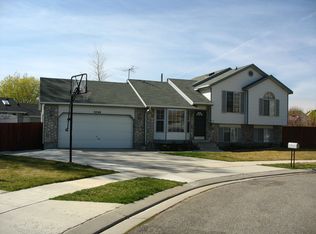 8546 S Huckleberry Cir, West Jordan, UT 84088