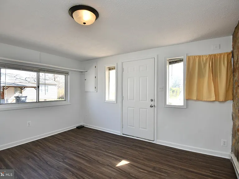 9001 Yorkshire Ln #B — Photo 2