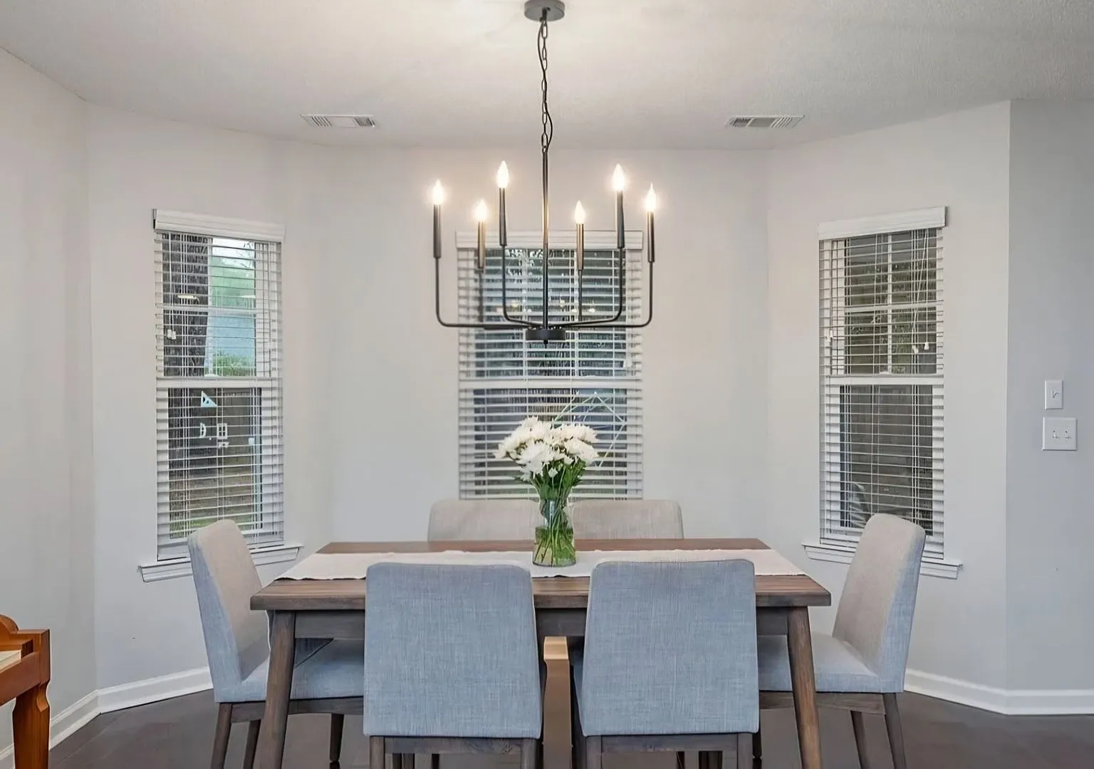 Stunning 4 bedroom 2.5 bath home, Located in Savannah, Ga! — Photo 4