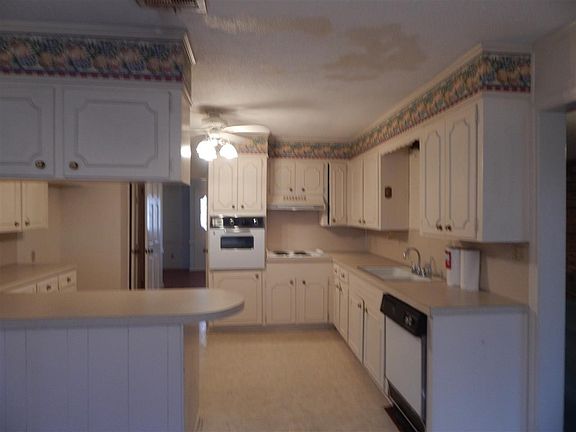 4th image of 36 Broadmoor Dr