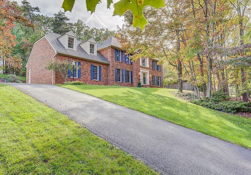 1st image of 144 Bogey Ln