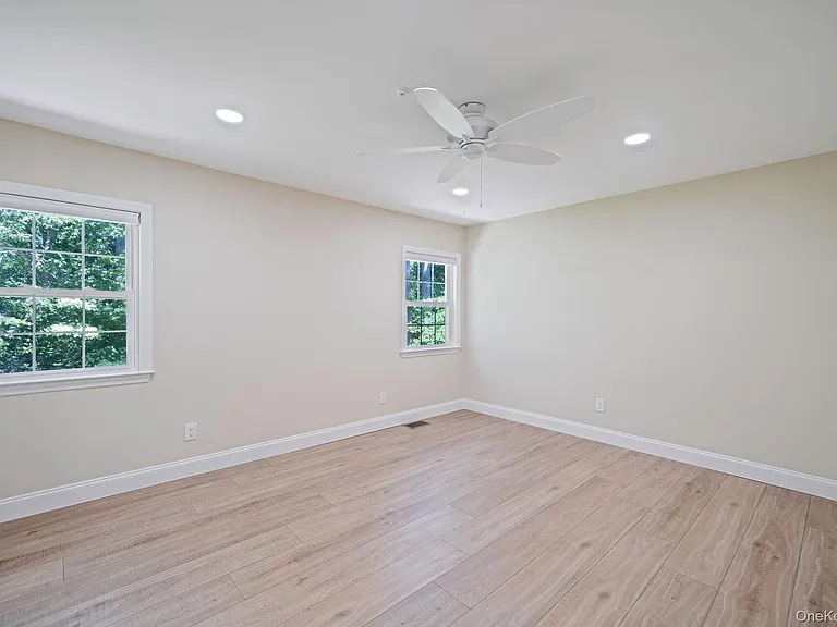 17 Bartlett Cmns — Photo 10