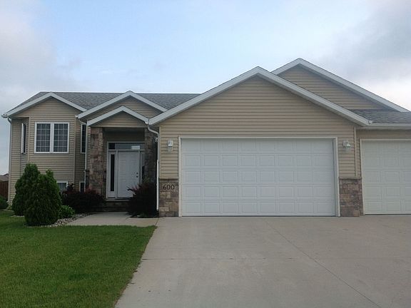 2nd image of 600 Lexington Ln