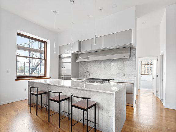 4th image of 305 2nd Ave APT 902