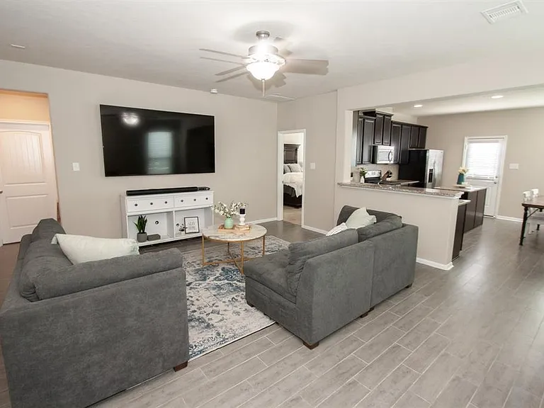 1508 Brook Hollow Dr — Photo 3