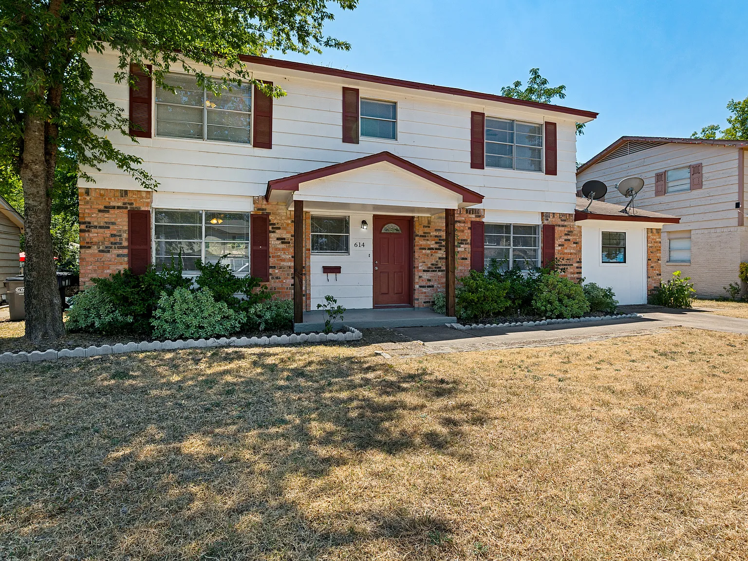 5 bed, 2.5 bath, 1998 sqft, $2,049 — Photo 2