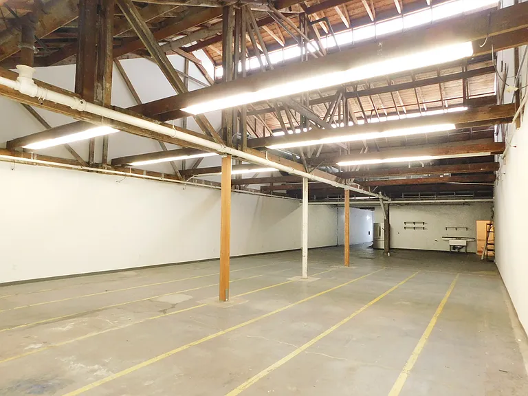 E Commercial St — Photo 24