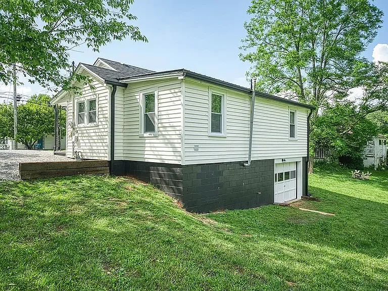 228 Wagoner St — Photo 2