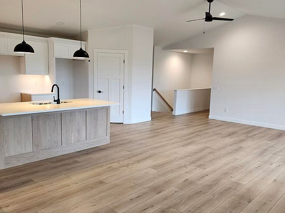 4th image of 824 Alderman St
