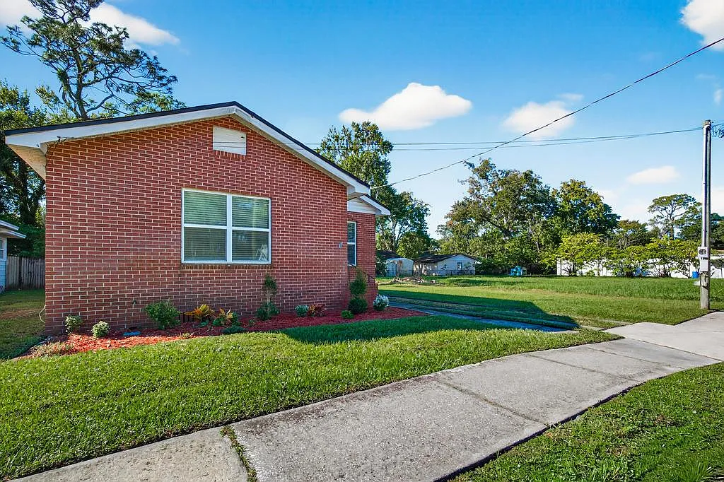 2 bed, 1240 sqft, $1,800 — Photo 4