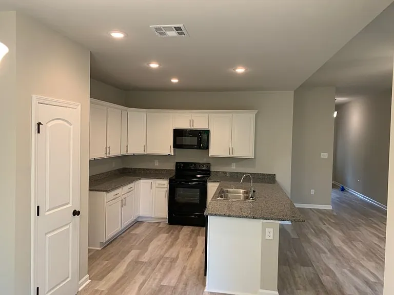 39051 Fairfield Dr — Photo 10
