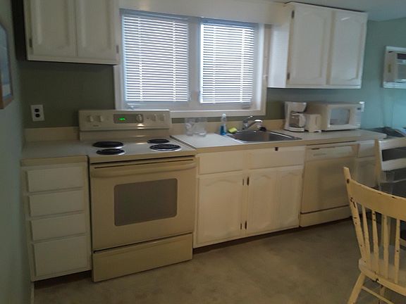 FULLY APPOINTED EAT IN KITCHEN