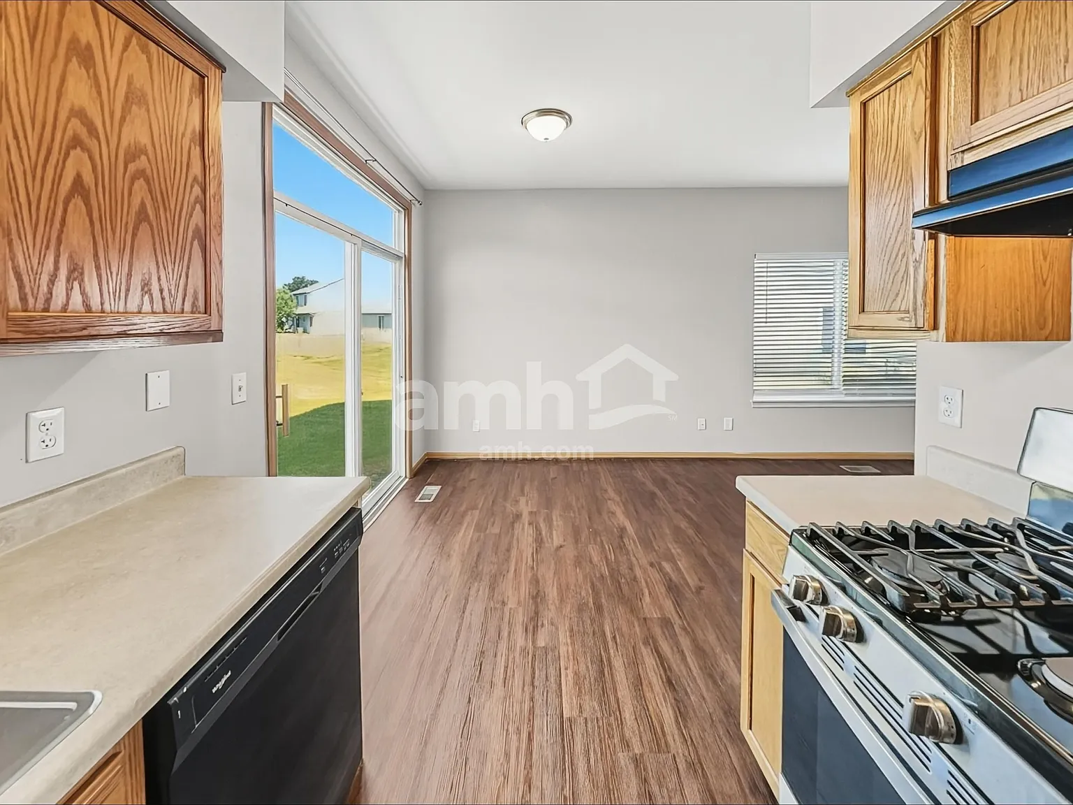 2 bed, 2.5 bath, 1196 sqft, $2,340 — Photo 4
