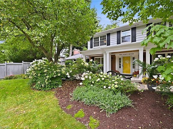 4th image of 247 Linwood Cres