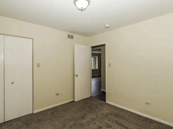 10700 Hillcrest Rd, Kansas City, MO 64137