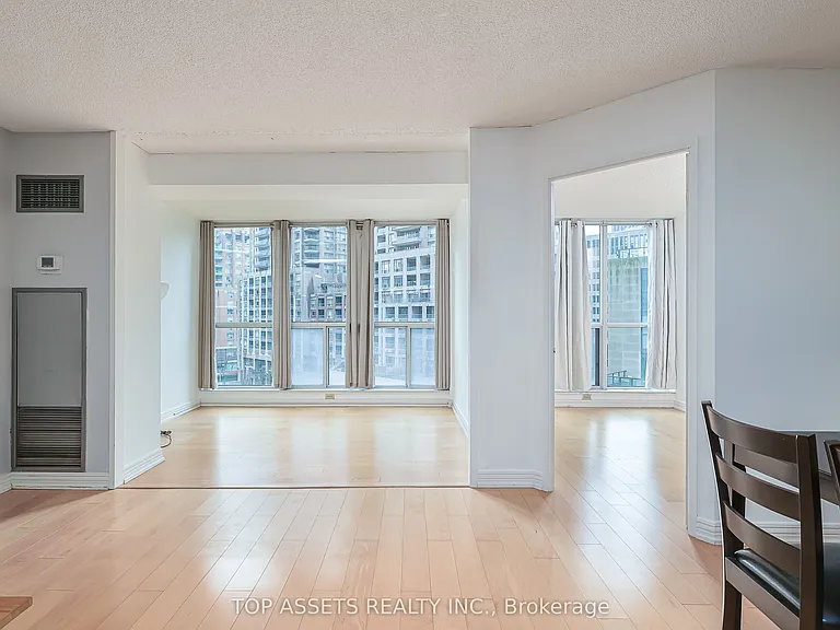 24 Wellesley St W #614 — Photo 3