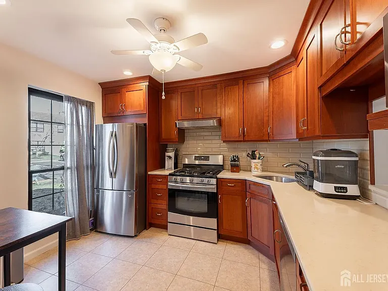 220 Hampshire Ct — Photo 7