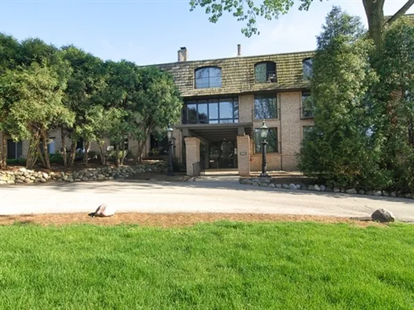 600 W Russell St APT 210, Barrington, IL 60010