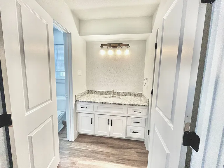923 W 6th St — Photo 15