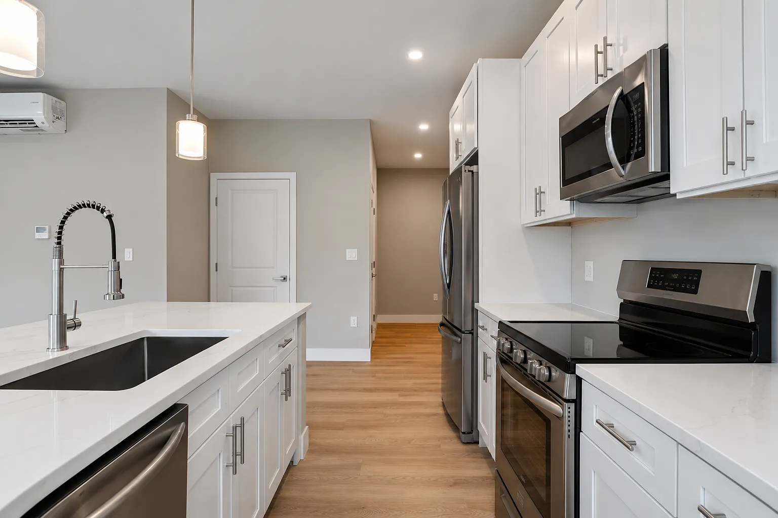 1 bed, 749 sqft, $3,180 — Photo 4