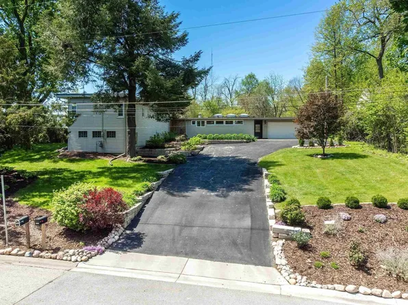 1052 Fenno Dr, Riverdale, IA 52722
