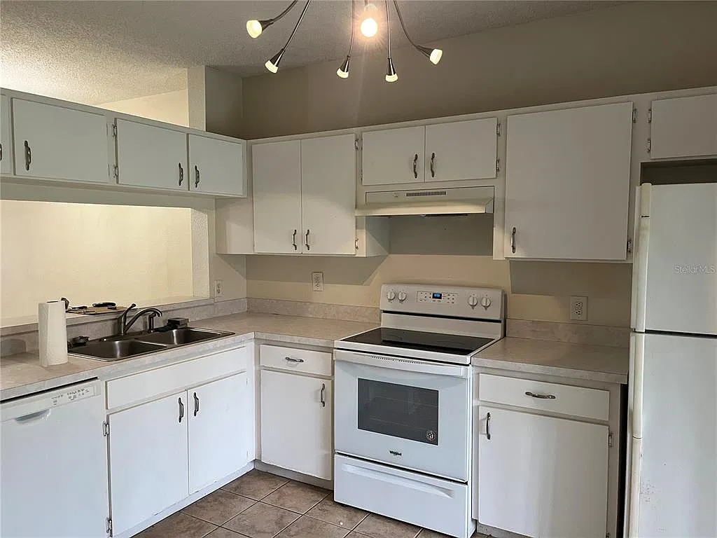 2 bed, 1.5 bath, 1105 sqft, $1,850 — Photo 3