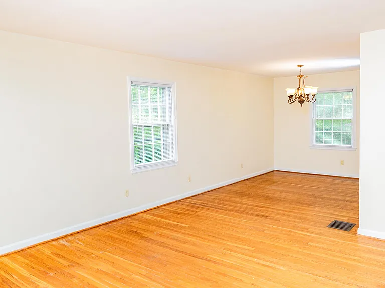 657 Montclair Dr — Photo 2