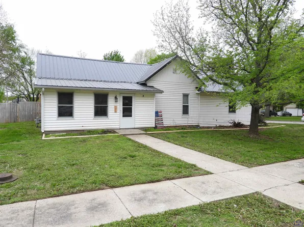 130 W 4th St, Lyndon, KS 66451