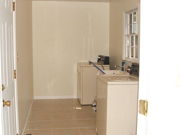 Large Laundry Room with Washer 