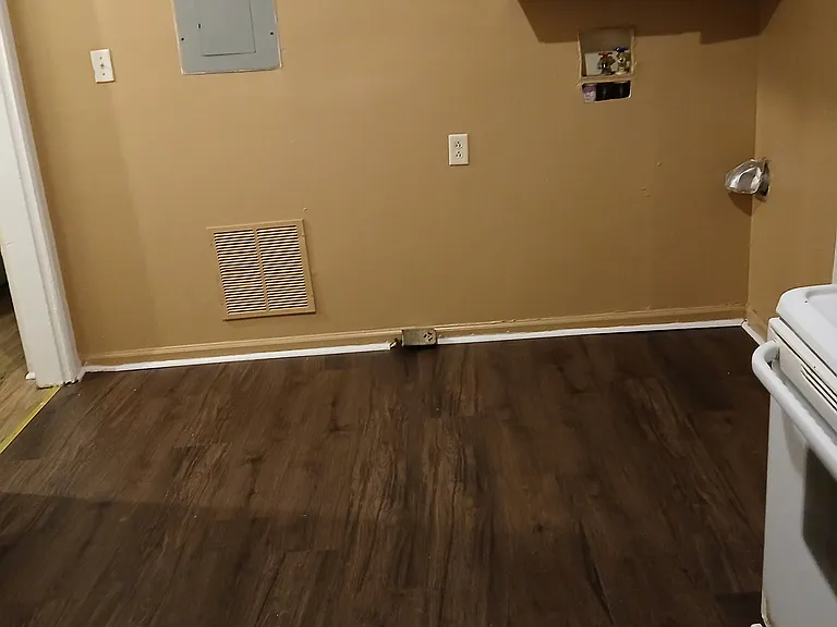 Kitchen w/washer dryer hookup
