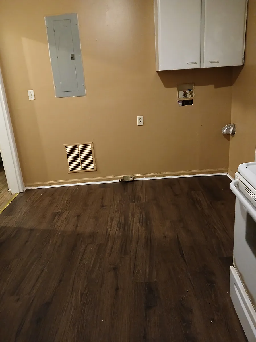 Kitchen w/washer dryer hookup - 3536 N Illinois St