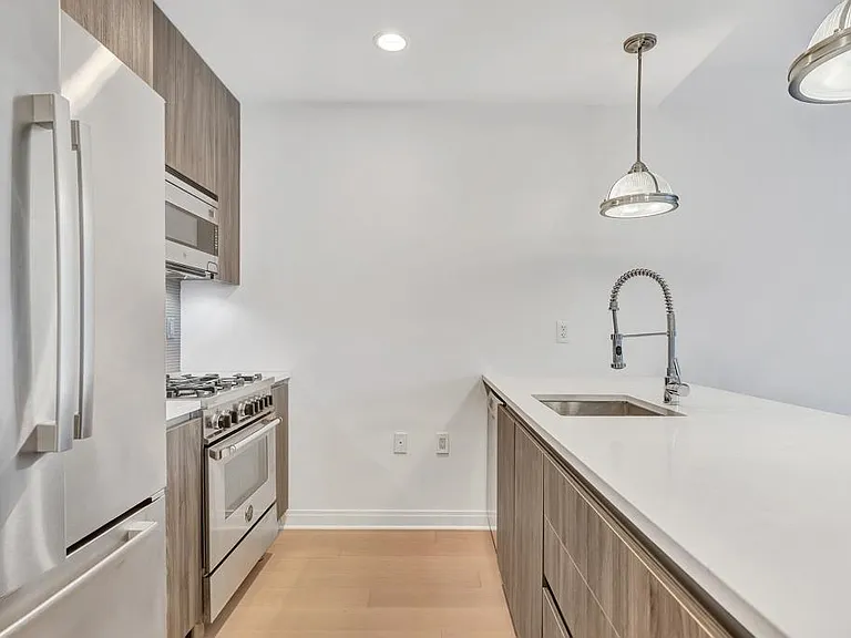160 1st St #910 — Photo 3
