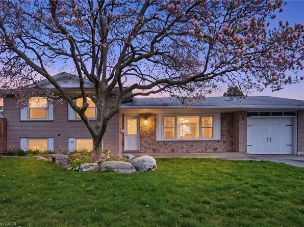 4 Clifton Downs Rd, Hamilton, ON L9C 2P2