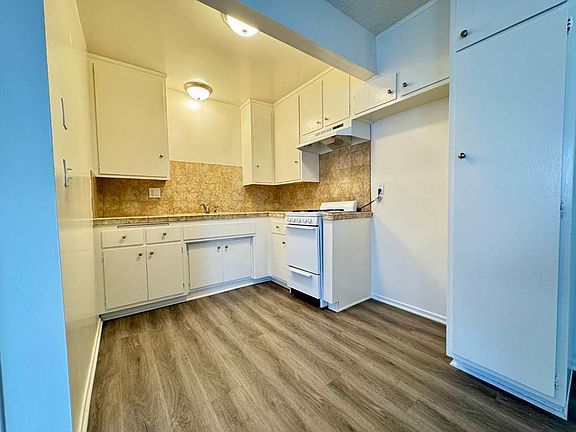 4th image of 2701 Curtis Ave #6